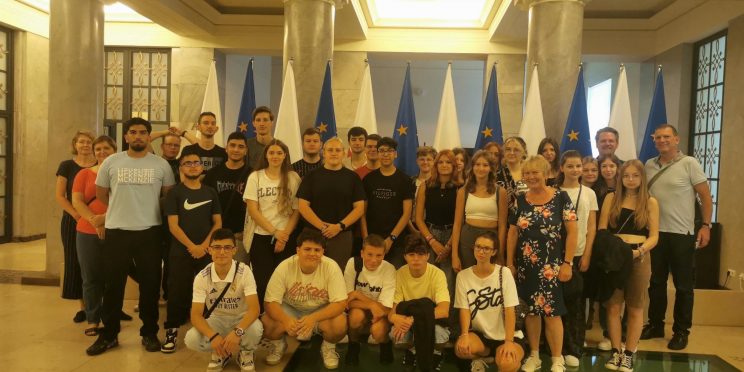 Gruppenfoto mit Schüler: innen im Jugendaustausch mit Polen