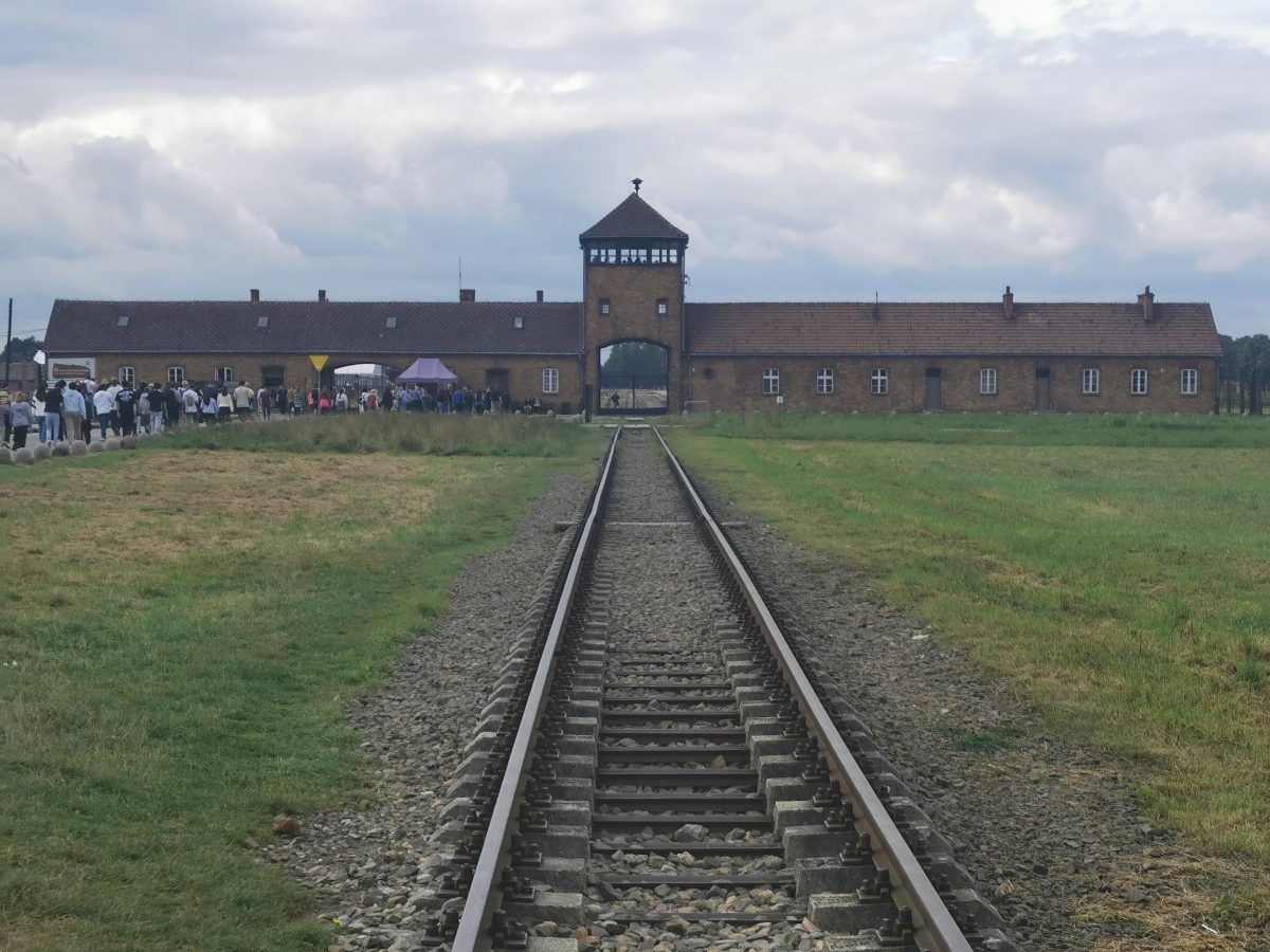 Blick über Gleise zum Eingang des Konzentrationslagers Ausschwitz-Birkenau
