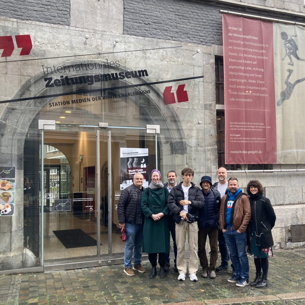 Lehrergruppe vor dem Internationalen zeitungmuseum in Aachen