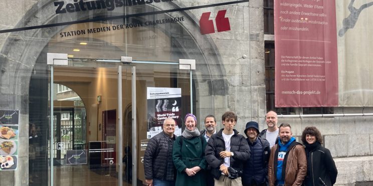 Lehrergruppe vor dem Internationalen zeitungmuseum in Aachen