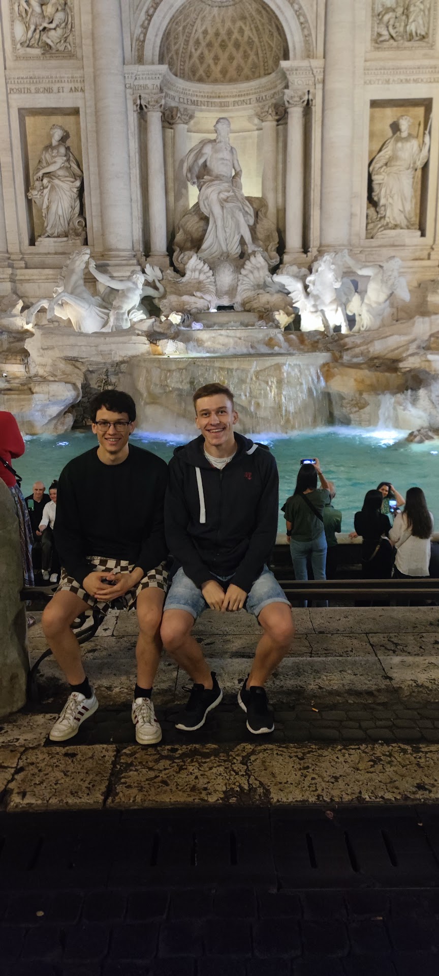 Aaron und Marvin am Trevi-Brunnen