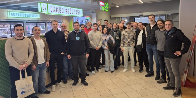 Gruppenbild am Flughafen der Austausch-Schüler:innen
